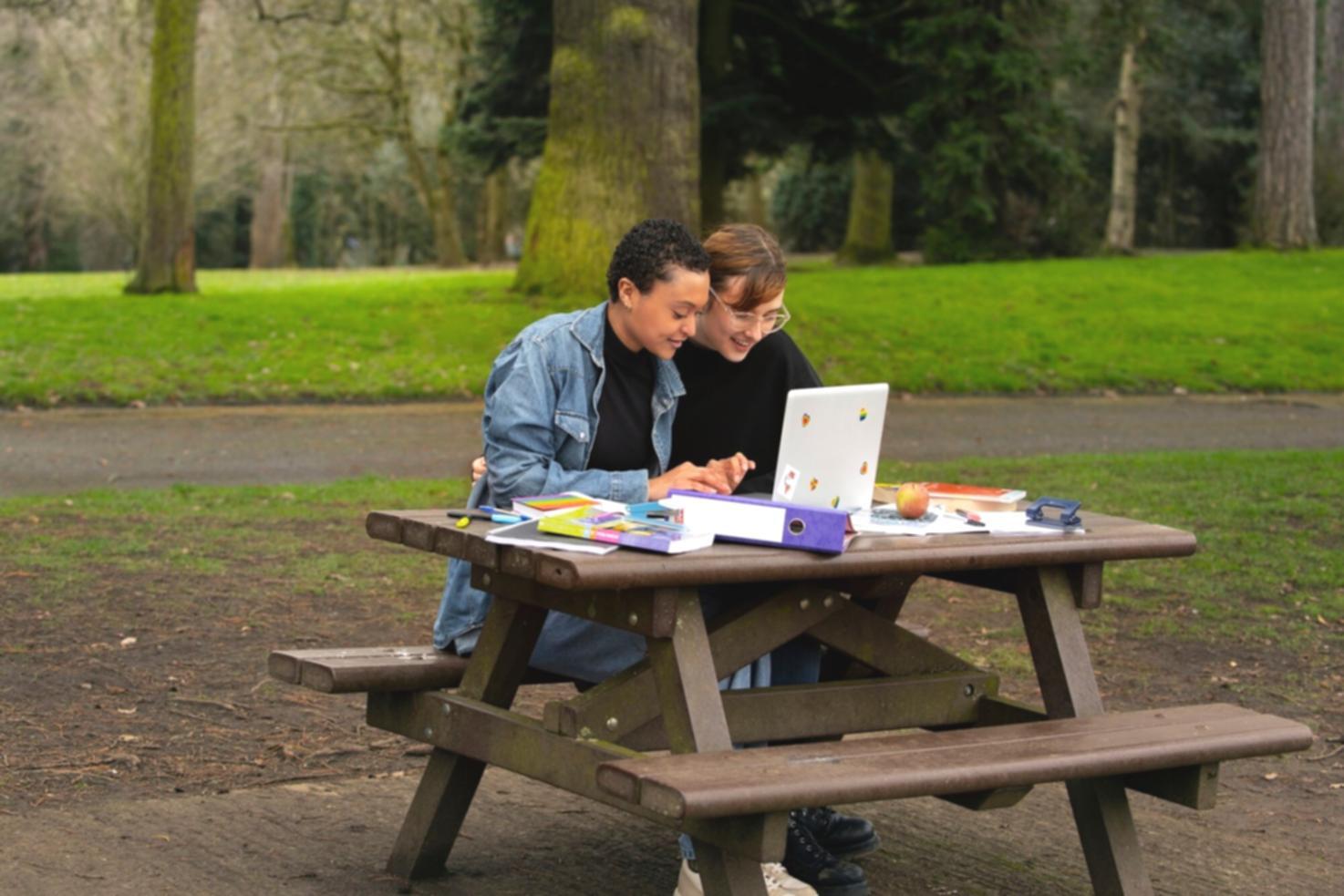 Arbeitsplatz mit Notizen und Finanzunterlagen zur Budgetplanung